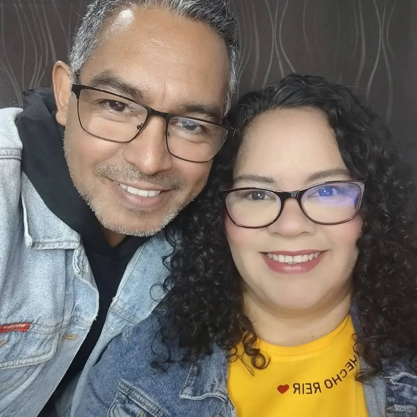 Francys y Alejandro Vegas, sonriendo juntos